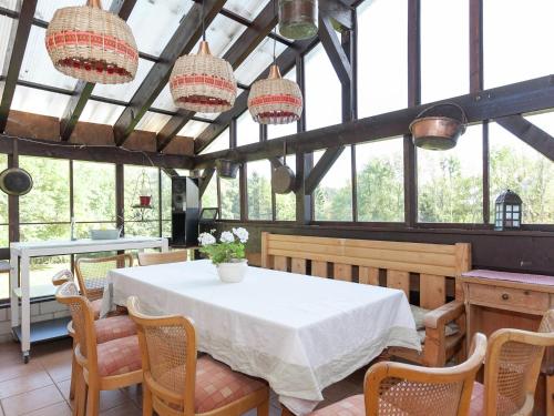 comedor con mesa, sillas y ventanas en Apartment near the Feldberg ski area, en Dachsberg im Schwarzwald