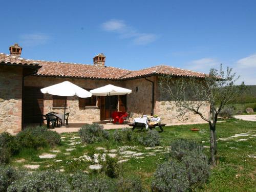 パッシニャーノ・スル・トラジメーノにあるLovely Farmhouse in Umbria with Swimming Poolの庭の白傘二本家