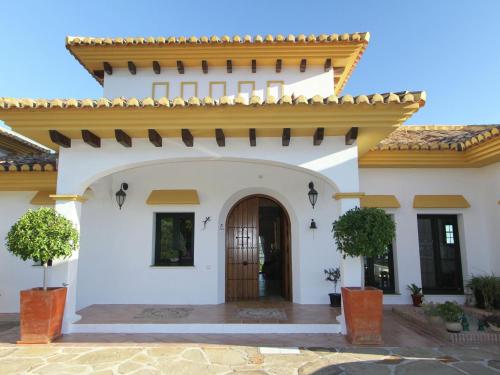 La JoyaにあるBelvilla by OYO Villa Los Chaparrosの茶色の扉が付いた大きな白い家