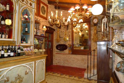 a bar with a counter and a mirror in a room at Hostería Camino in Luyego de Somoza