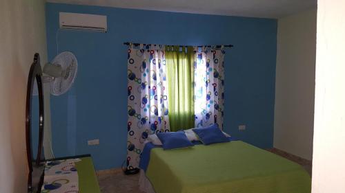 Tempat tidur dalam kamar di Apartamentos Nuevo Amanecer
