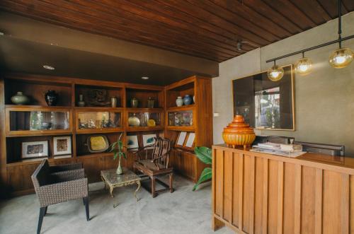 a room with wooden cabinets and a table and chairs at Lilu Pai in Pai