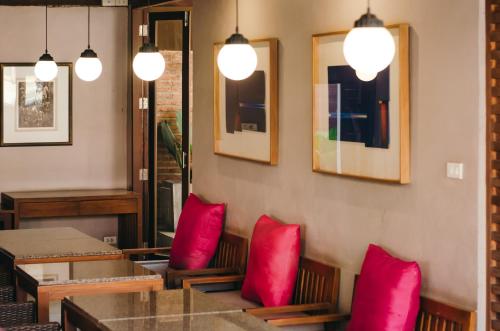 a dining room with red pillows and a table at Lilu Pai in Pai