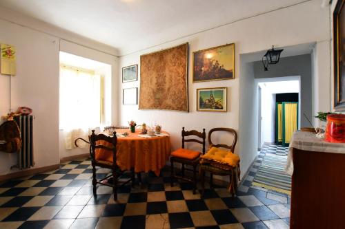 een eetkamer met een tafel en stoelen bij B&B IL CASTELLO in San Vito