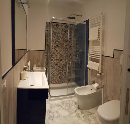 a bathroom with a shower and a sink and a toilet at Five Roses Bed & Breakfast in Pisa