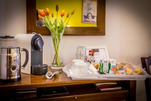 een toonbank met een vaas met bloemen op een tafel bij B&B Antiche Armonie in Florence