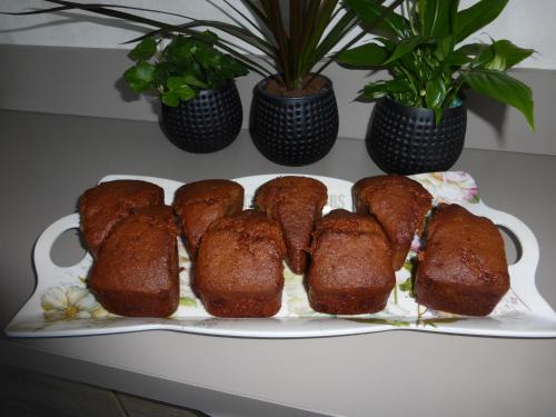 Un plato con ocho pasteles sobre una mesa con plantas en macetas. en Chambre d'Hôtes Le Tilleul de Canac PARKING privé GRATUIT Petits déjeuners COMPRIS, en Rodez