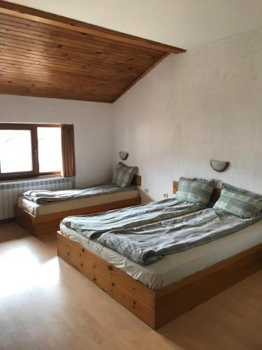 Postel nebo postele na pokoji v ubytování Durchova Kashta Family Hotel