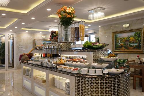 ein Buffet in einem Hotel mit viel Essen in der Unterkunft The Light Hotel in Hanoi