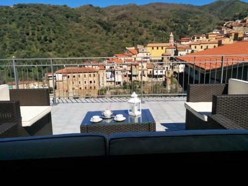 een tafel op een balkon met uitzicht op de stad bij Cerasa in Rodio