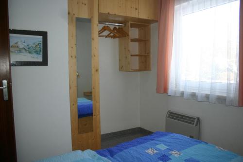 een slaapkamer met een stapelbed en een raam bij Bungalows Karin in Sankt Kanzian