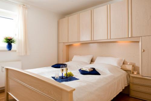 sypialnia z dużym białym łóżkiem z niebieskimi poduszkami w obiekcie Penthouse Ostseepanorama w mieście Pelzerhaken