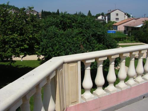 Côté Jardin في Commercy: درابزين أبيض على شرفة مطلة على فناء