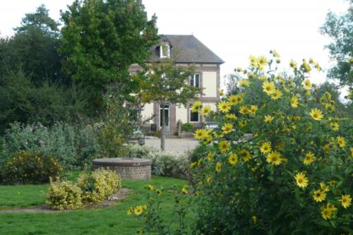 a house with a garden with yellow flowers at Le Cardonnet in Pont-Saint-Pierre