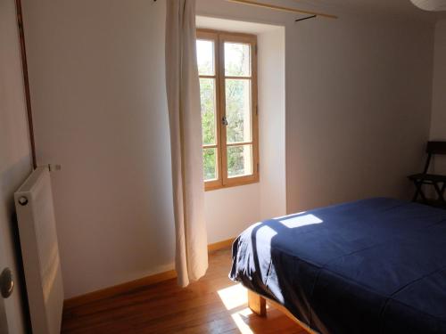 um quarto com uma cama e uma janela em Auberge du prieure em Saint-André-de-Rosans