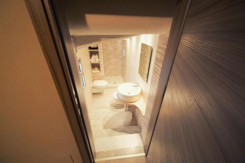 uma casa de banho com um WC e um lavatório num quarto em Hotel Pino em Lerici