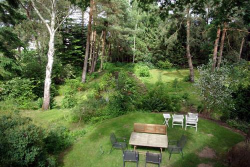a picnic table and chairs in a garden at Sternenhimmel in Bleckede