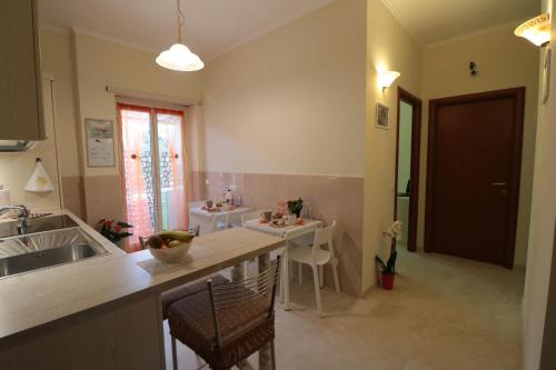 - une cuisine avec un évier et un comptoir dans l'établissement B&B Casati81, à Rome