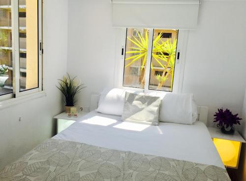 Ένα ή περισσότερα κρεβάτια σε δωμάτιο στο Panoramic Apartments Sitges