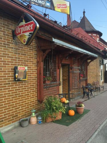 ein Café mit einem Schild an der Seite eines Gebäudes in der Unterkunft Salmo in Brezno