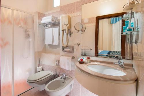 Koupelna v ubytování Hotel Helios