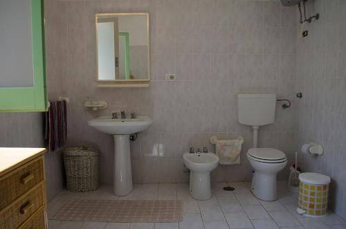 マルッジョにあるVilla Luciaのバスルーム(洗面台、トイレ、鏡付)