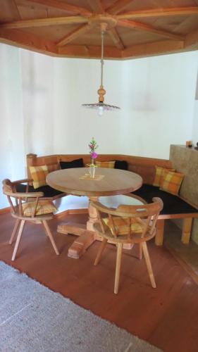 a table and chairs in a living room at Landhaus Am Arzbach in Bad Tölz