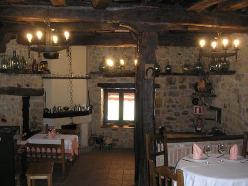 Un comedor con dos mesas y una ventana. en La Posada de Viñón - Casa Reda, en Viñón