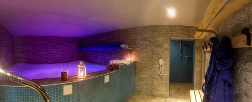 un bagno con vasca e luci viola di Castello di Marano sul Panaro - Room & Breakfast a Marano sul Panaro