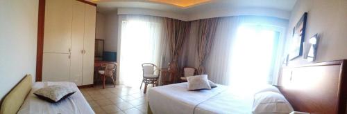 Una cama o camas en una habitación de Souris Hotel