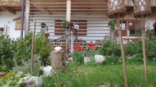 a garden in front of a house with a fence at Landhaus Am Arzbach in Bad Tölz