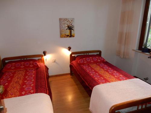 pokój z 2 łóżkami w pokoju w obiekcie Apartments Sun & Sea w Portorožu