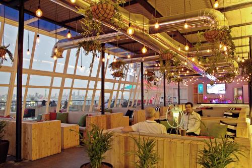 ibis Kuwait Salmiyaにあるレストランまたは飲食店
