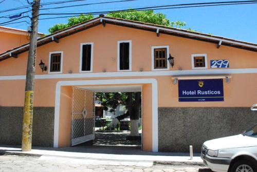 a building with an archway in front of it at Hotel Rusticos in Conceição da Barra