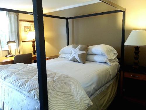 Ένα ή περισσότερα κρεβάτια σε δωμάτιο στο Starlight Lodge Cape Cod