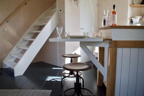 カンペンにあるHet Buitenhuisのキッチン(スツールと階段のあるバー付)