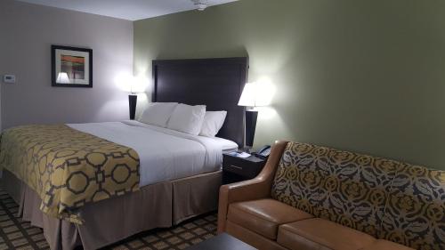 Letto o letti in una camera di Baymont by Wyndham Clarksville