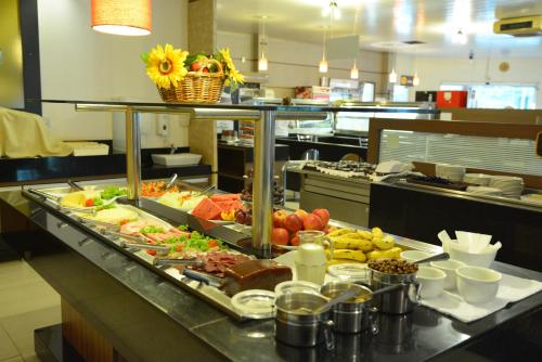 ein Buffet mit vielen verschiedenen Speisen in der Unterkunft Hotel Nossa Casa in Ijuí