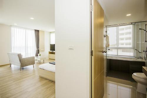 Vonios kambarys apgyvendinimo įstaigoje Karin hotel & Service apartment - SHA Extra Plus