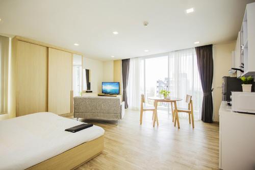 Televiisor ja/või meelelahutuskeskus majutusasutuses Karin hotel & Service apartment - SHA Extra Plus