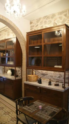 a dining room with wooden cabinets and a table at LANTIGUA CASA RURAL in Hinojosa del Duque