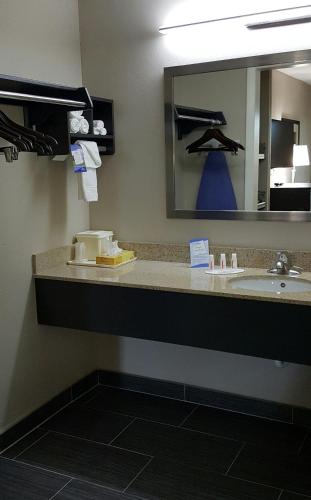 Bagno di Baymont by Wyndham Clarksville