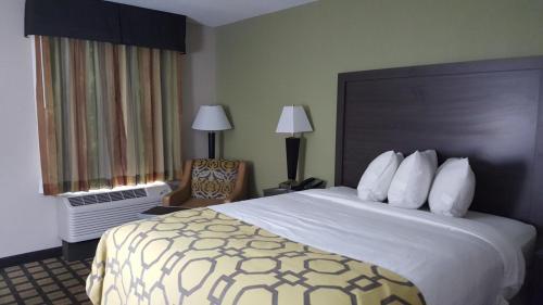 Letto o letti in una camera di Baymont by Wyndham Clarksville