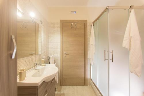 baño blanco con ducha y lavamanos en SuiteIRIS B&B en Cassino