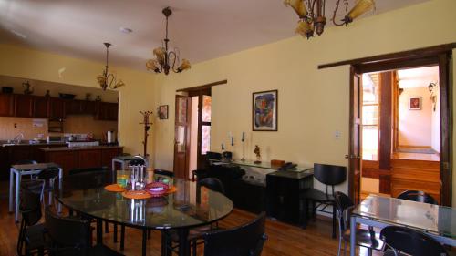 comedor y cocina con mesa y sillas en Huasi Lodge, en Quito