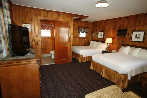 The Heritage of Lake George tesisinde bir odada yatak veya yataklar