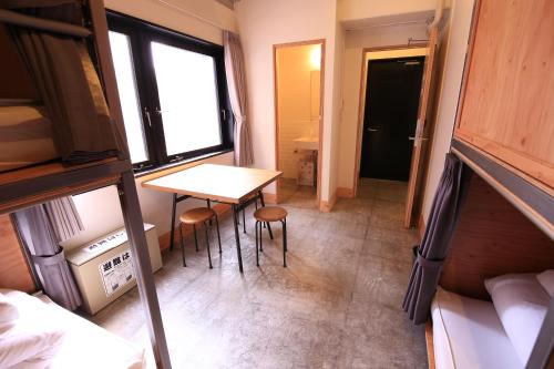 Wise Owl Hostels Shibuyaにあるシーティングエリア