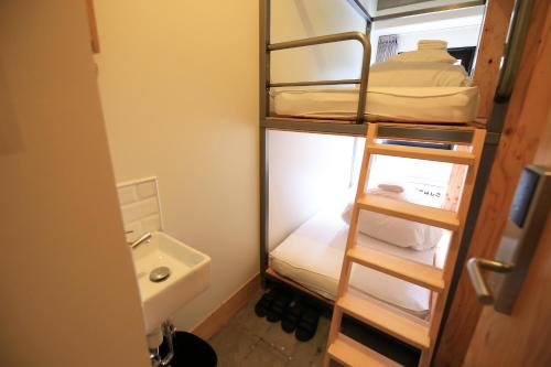 Wise Owl Hostels Shibuya tesisinde bir ranza yatağı veya ranza yatakları