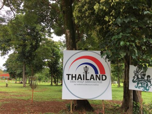 Naivacha Tent Koh Makに飾ってある許可証、賞状、看板またはその他の書類