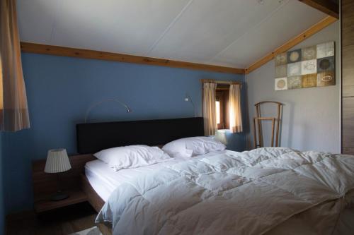 Vakantiehuisje De Haan tesisinde bir odada yatak veya yataklar